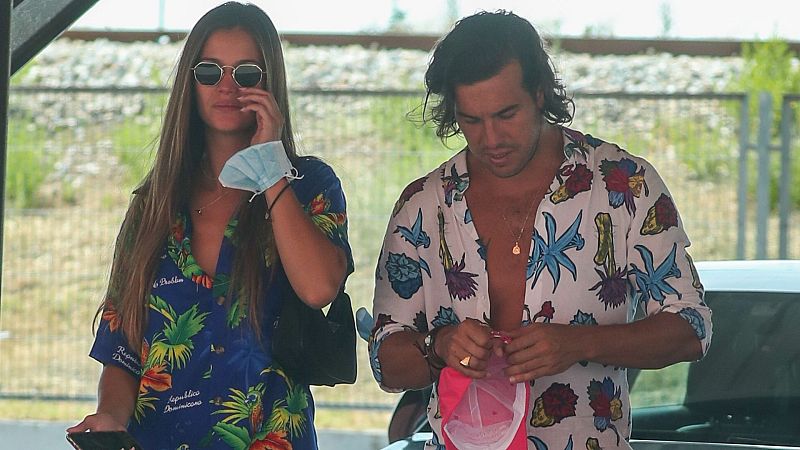 Mario Casas y Desirée Cordero hacen la compra juntos y perfectamente conjuntados con un 'look' hawaiano