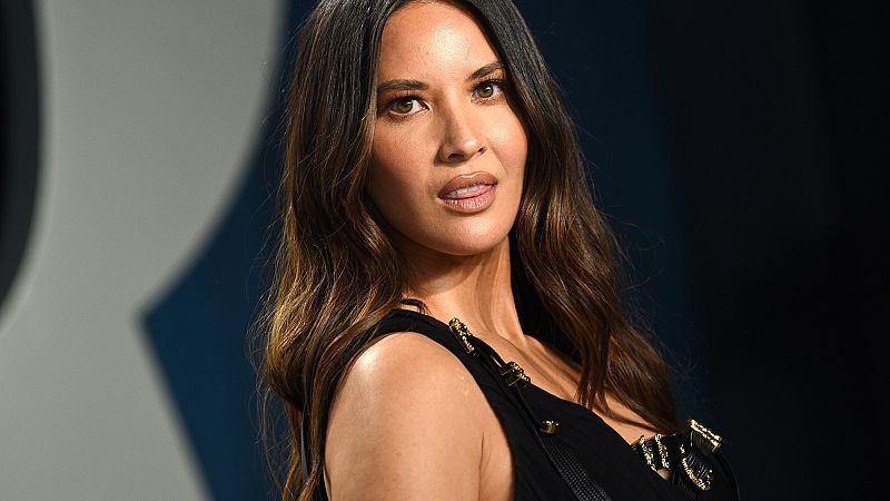 Olivia Munn está embarazada y la noticia la ha dado su novio, el cómico John Mulaney, con mucho sentido del humor