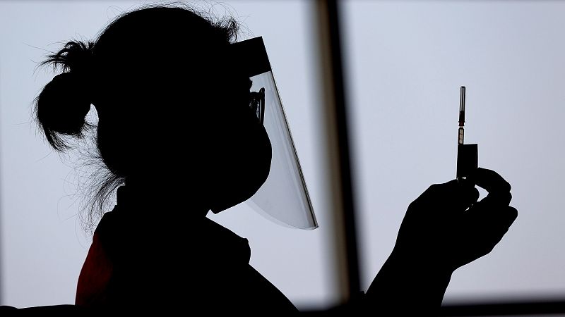 Sociedades científicas y colectivos de pacientes aplauden la llegada de la tercera dosis para inmunodeprimidos severos