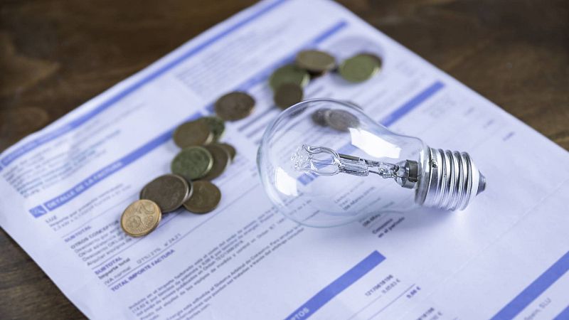 Miles de usuarios denuncian retrasos en su factura eléctrica en plena escalada de precios: acumulan deudas de 700 euros