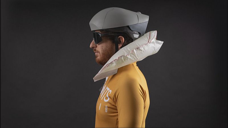 Primer casco para ciclistas con airbag cervical