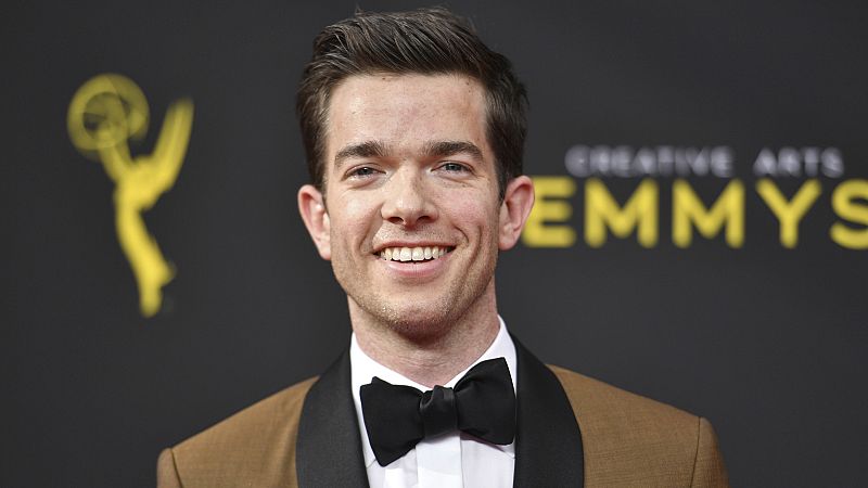 John Mulaney habla de su año más turbulento: un divorcio, dos veces en rehabilitación y esperando un hijo con Olivia Munn