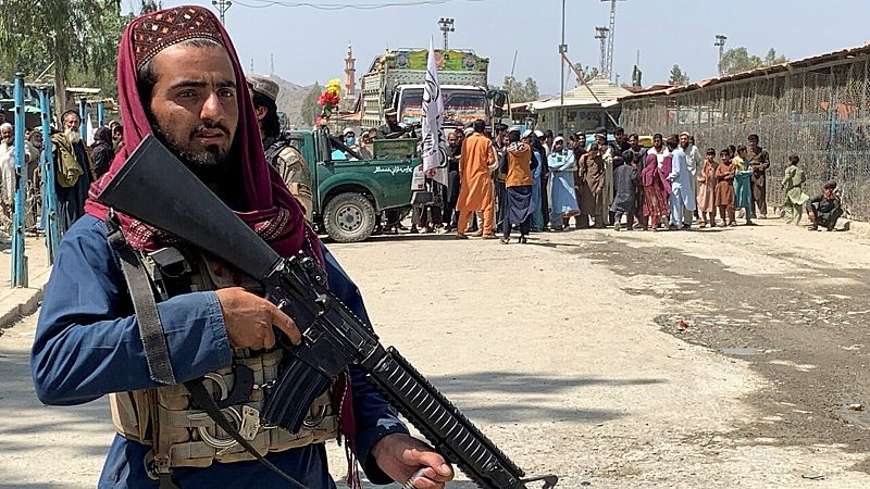 La odisea de cruzar la frontera de Afganistán en un camino fuertemente custodiado por talibanes armados