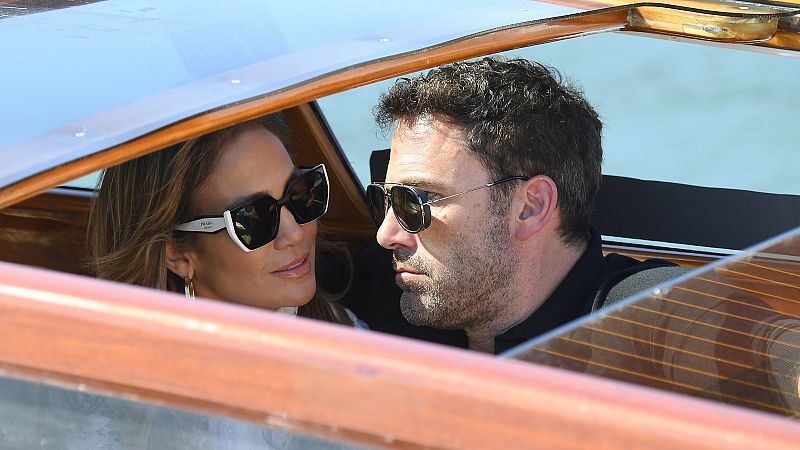 Jennifer Lopez y Ben Affleck, muy acaramelados en Venecia antes de repetir un momento histórico