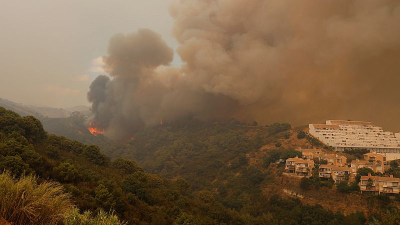 Muere un bombero forestal en el incendio de Sierra Bermeja, que ha obligado a desalojar a más de 1.000 personas