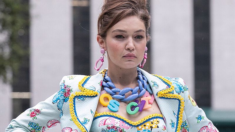 Gigi Hadid y Winnie Harlow, estrellas del desfile de Moschino pasado por agua. ¿Es un mal augurio?