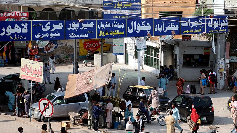 Albares llega por sorpresa a Pakistán para intentar evacuar a más colaboradores afganos