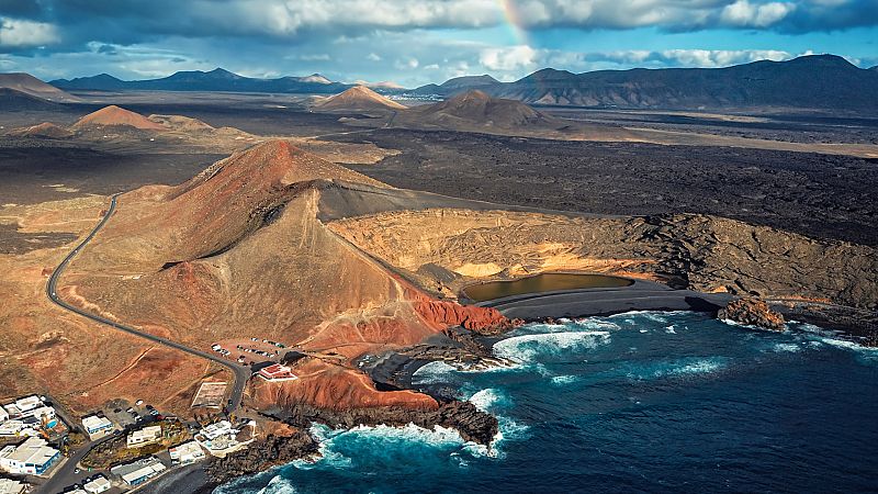 Lanzarote, la enigmática isla donde el océano Atlántico y las entrañas de La Tierra se funden