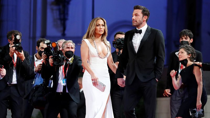 Jennifer López y Ben Affleck, un regreso radiante a la alfombra roja: tenemos vestido blanco y tenemos novia
