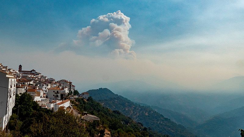 El incendio en Sierra Bermeja obliga a desalojar seis municipios y a la intervención de la UME