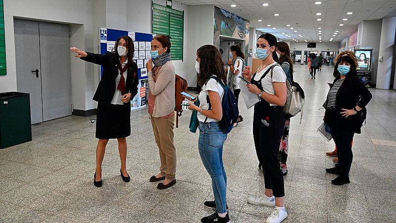 Cerca de 150.000 personas se examinan en toda España para acceder a una de las 3.381 plazas en Correos