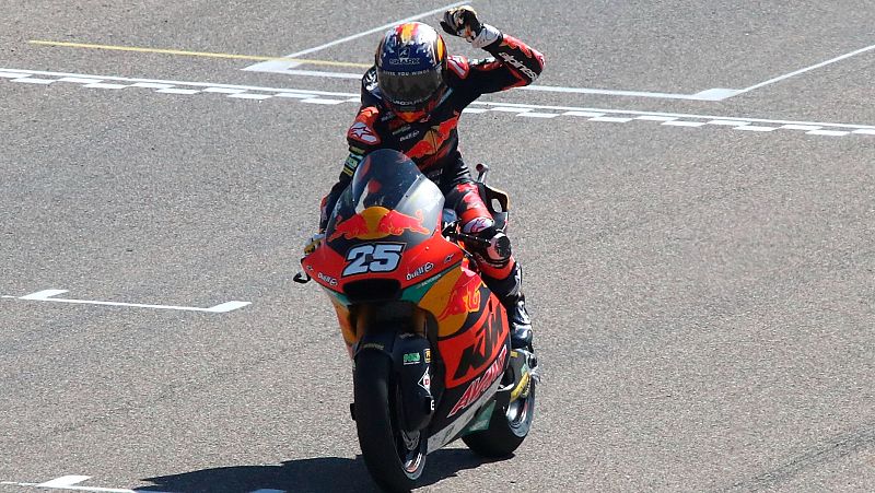 Marc Márquez no puede con Bagnaia y Raúl Fernández arrasa en Moto2