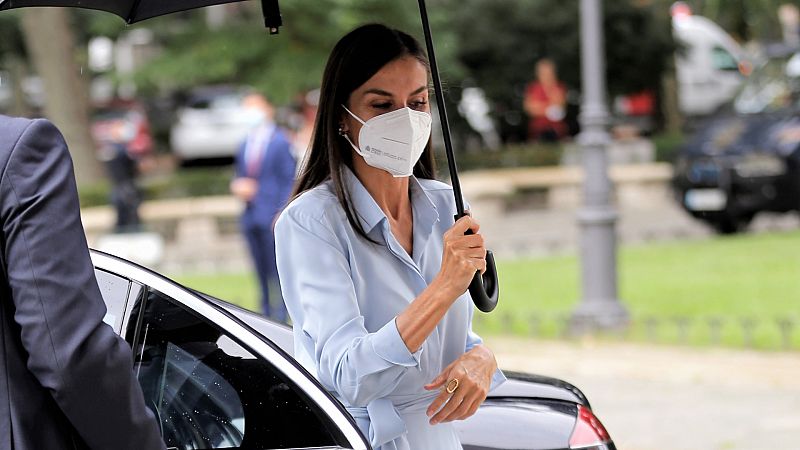 La reina Letizia tiene el vestido camisero perfecto para el final del verano