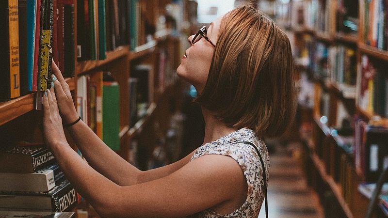 Las mejores recomendaciones literarias de booktubers y booktokers para la Feria del Libro de Madrid