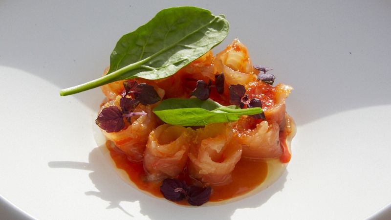 Receta de ensalada de trucha con puré de manzana asada