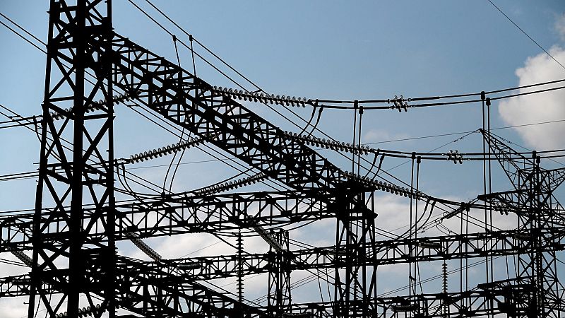 El Gobierno aprueba su plan de choque eléctrico para bajar la factura de la luz un 22% hasta final de año