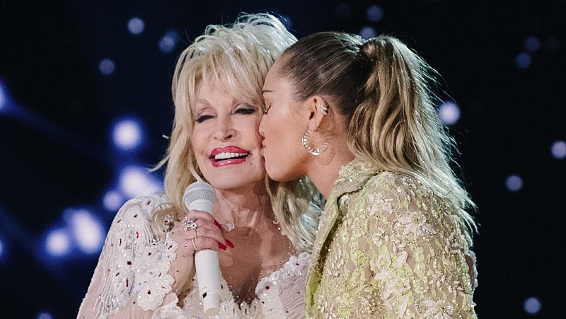 Así es Dolly Parton según su ahijada, Miley Cyrus, que la elogia en la revista 'Time'