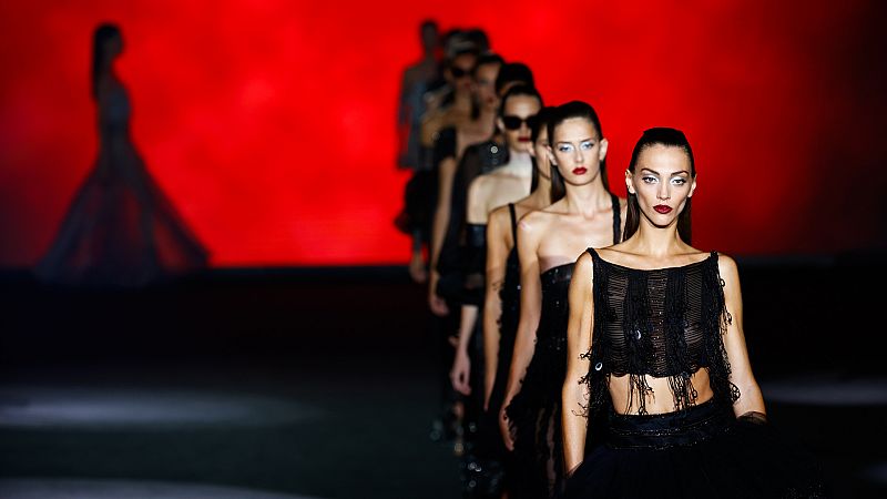 Hannibal Laguna estalla y protesta porque la moda dure 6 meses: "Es demasiado efímera"