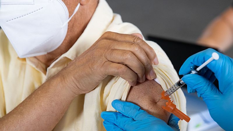Un comité aconseja a la agencia del medicamento de EE.UU. la tercera dosis de la vacuna solo para mayores de 65