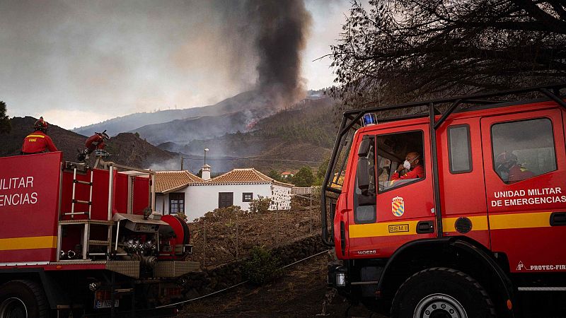 El volcán de La Palma deja ya más de 5.500 evacuados y arrasa un centenar de casas: "La lava lleva mal camino"