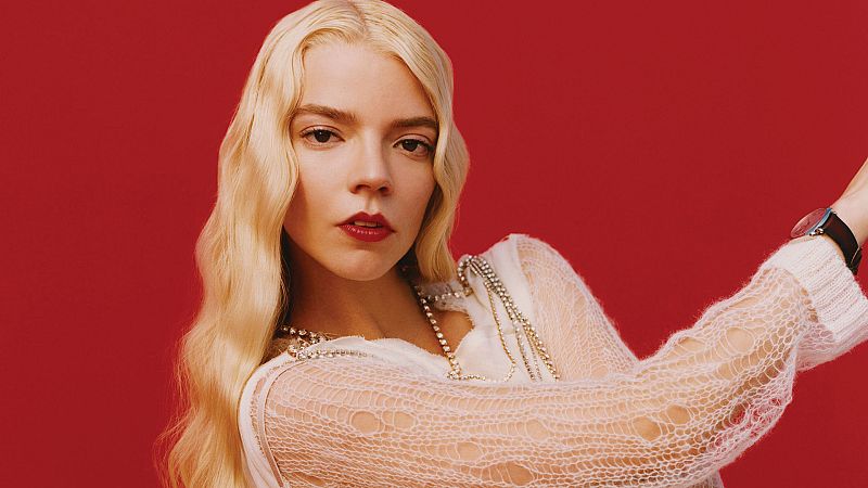 ¡Soprendente! Anya Taylor-Joy tiene un vestido de Dior pero no tiene casa