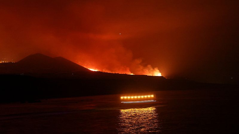 ¿Qué pasa cuando la lava de un volcán llega al mar?