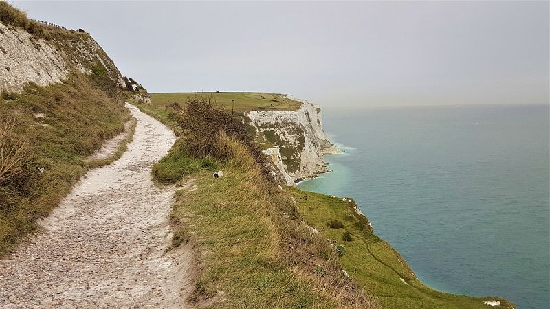 Un paseo por los acantilados de Dover en el estrecho entre Reino Unido y Francia