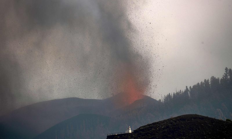 La lava del volcán de La Palma avanza hacia el mar y deja ya 6.000 desalojados y 185 viviendas destruidas