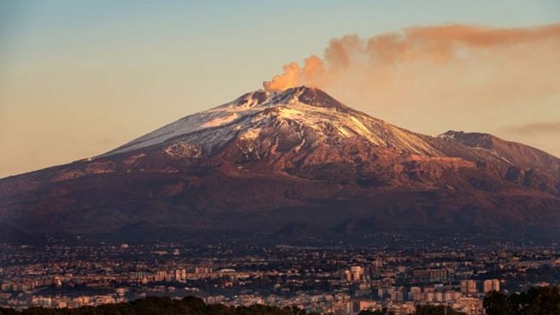 Nueva erupción del volcán Etna, con emisión de cenizas y lava