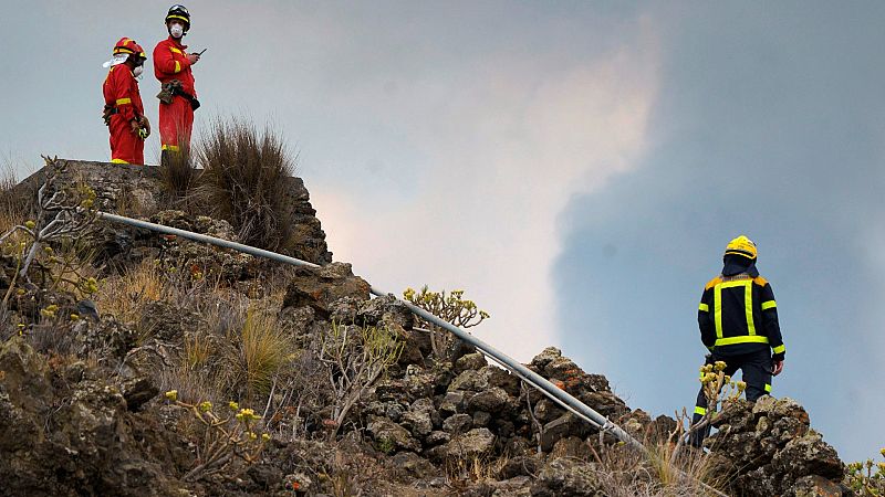 Los bomberos, frente a la naturaleza: el difícil reto de frenar la lava