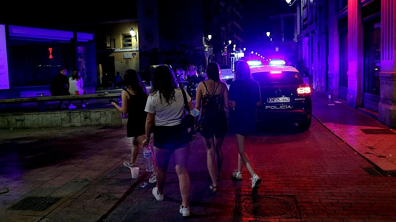 Los agentes de la 'patada en la puerta' irán a juicio ante los "sólidos" indicios de allanamiento de morada