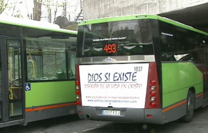 Batalla publicitaria entre creyentes y no creyentes en los autobuses urbanos