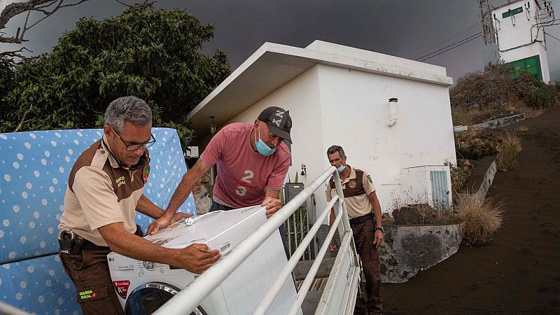 La solidaridad se apodera de los vecinos de las localidades afectadas por el volcán de La Palma