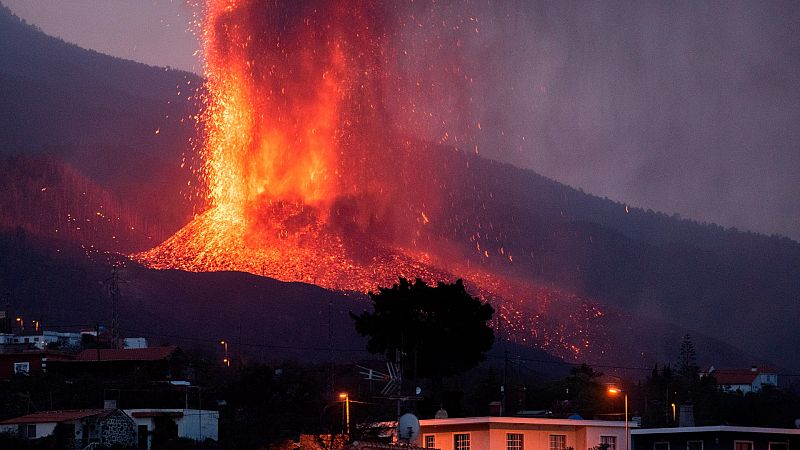 La lava del volcán de La Palma cubre ya 166 hectáreas con frentes de hasta 15 metros de altura