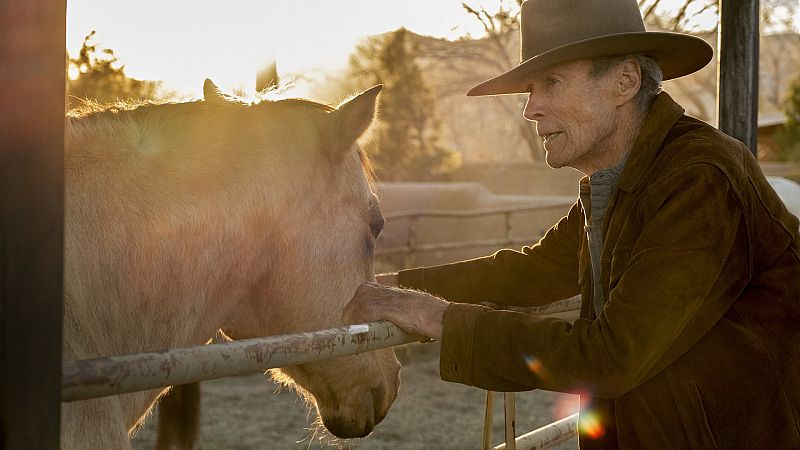 'Cry Macho', Clint Eastwood vuelve a su papel de cowboy en un cuentecillo cargado de buenas intenciones