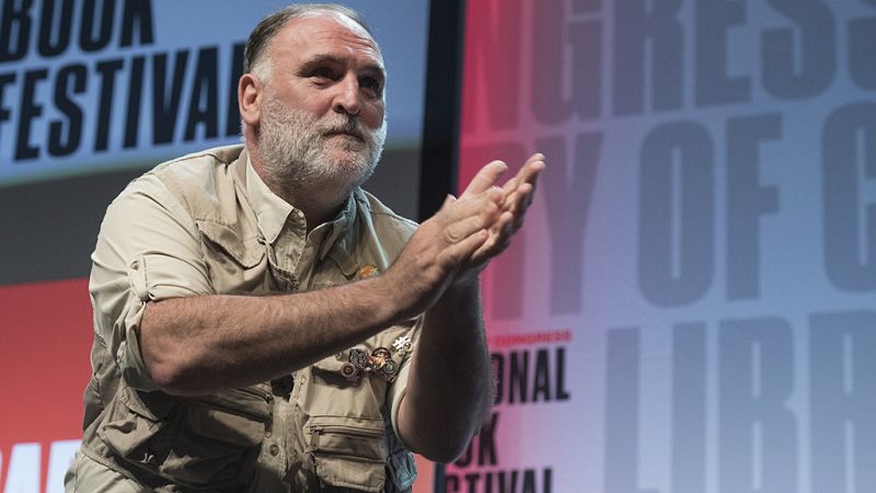 El chef José Andrés lo vuelve a hacer... ¡Está llegando a La Palma para ayudar a los afectados por el volcán!