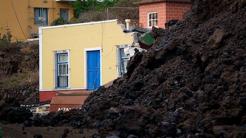 La lava arrasa con todo a su paso: suelo inutilizable en el que no se podrá construir ni cultivar en años