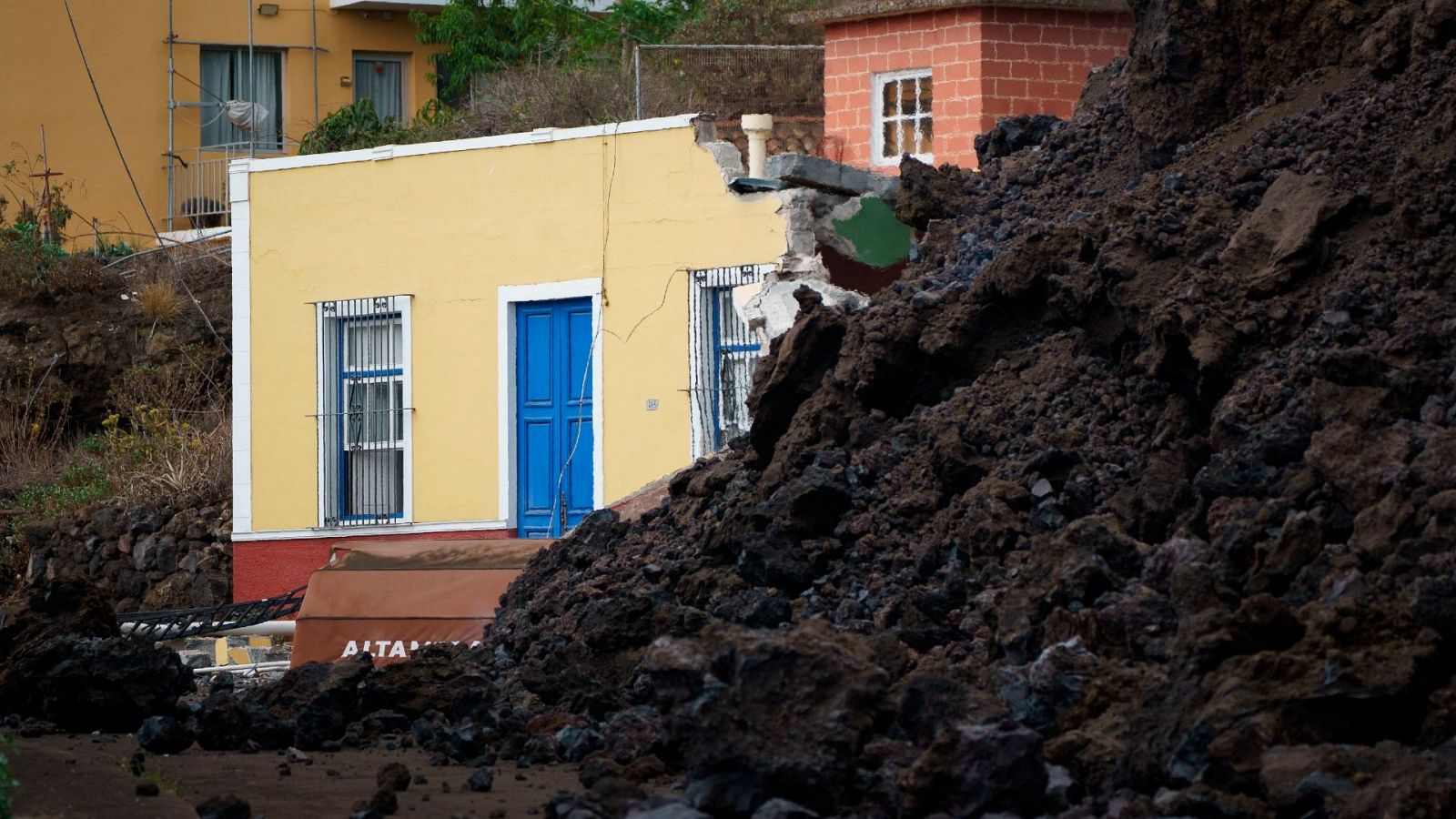 La lava arrasa con todo a su paso: suelo inutilizable en el que no se podrá construir | Ver