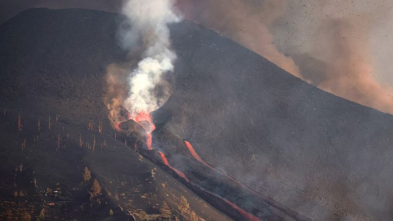 Evacúan varias poblaciones y cancelan vuelos temporalmente por el aumento del fenómeno explosivo del volcán