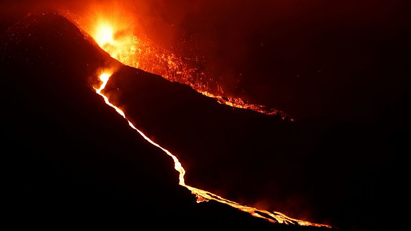 La lava del volcán ralentiza su velocidad y se mantienen tres puntos de emisión simultáneos en el cráter
