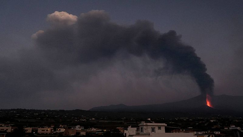 Confinan varios barrios de Tazacorte ante posible llegada de la lava al mar