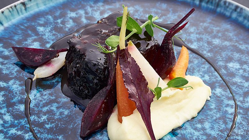 Receta de jarrete de ternera tudanca con mini verduritas asadas