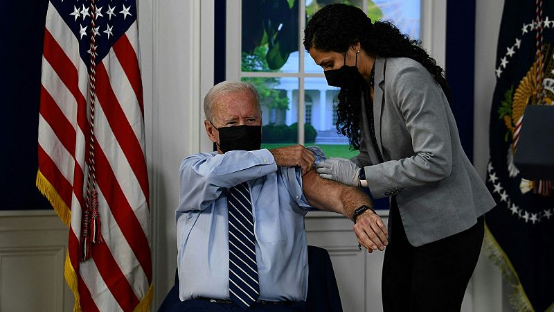 Joe Biden recibe la dosis de refuerzo de la vacuna de la COVID-19