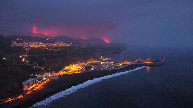 La lava supera la carretera de la Costa, una de las últimas barreras en su camino hacia el mar