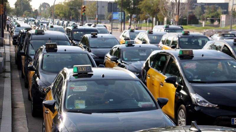 Marxa lenta de taxistes contra les propostes de "liberalitzar el mercat" d'Uber i FreeNow