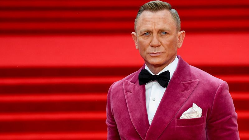 Daniel Craig, licencia para llevar un esmoquin rosa