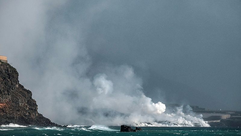 La lava forma un delta de al menos 5 hectáreas en el mar y provoca gases que no son peligrosos