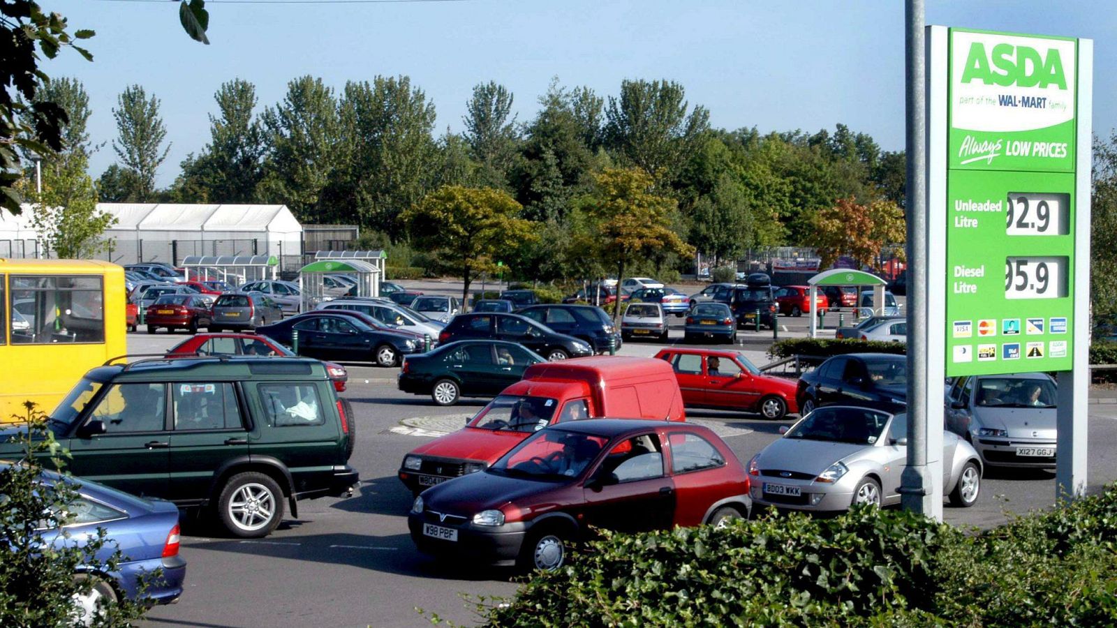 El Gobierno Británico ha aprobado que los militares repartan combustible - La tarde en 24h | Ver