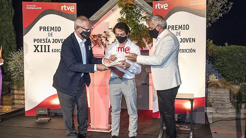 Sebastián Martínez recoge el XIII Premio de Poesía Joven RNE-Fundación Montemadrid