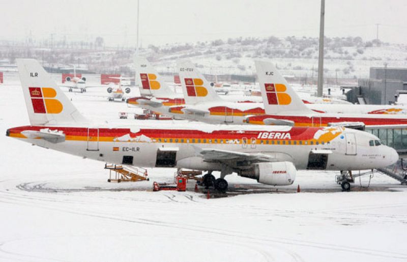 Barajas suspende los vuelos de forma momentánea por la nieve, que dificulta el acceso al aeropuerto